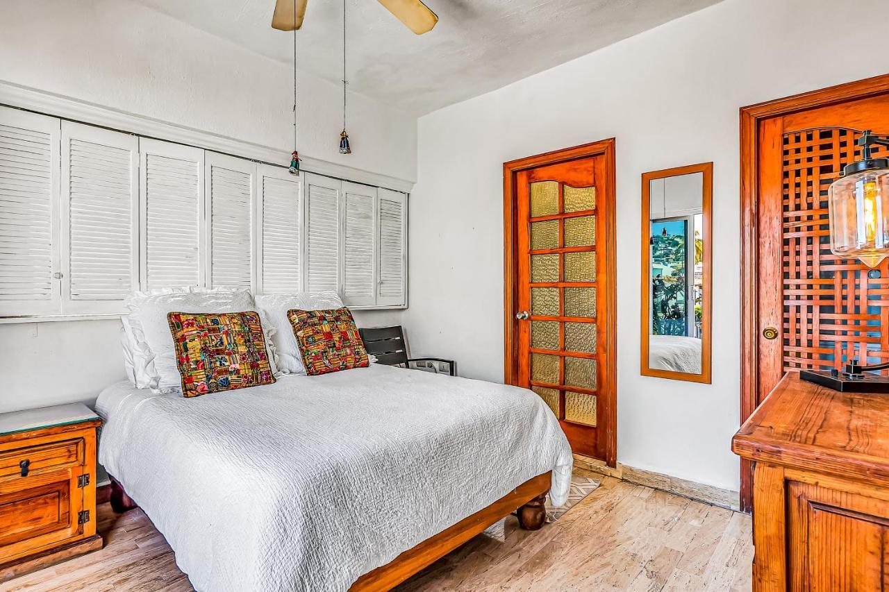 Malecon Beach Side Downtown Condo Puerto Vallarta Exterior photo