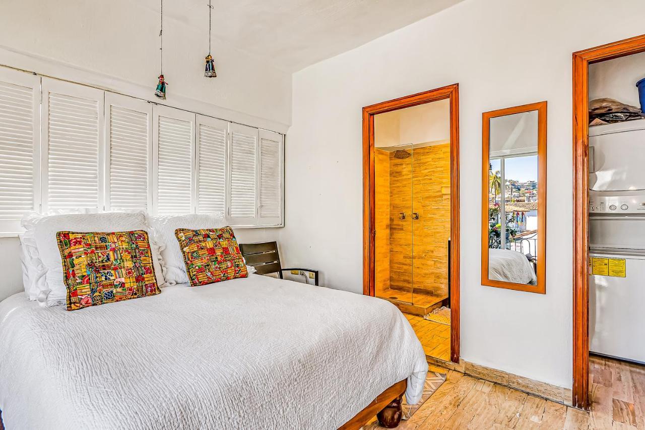 Malecon Beach Side Downtown Condo Puerto Vallarta Exterior photo